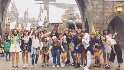 AKB48、USJ“常駐”ライブ開幕 「近すぎ」で家族連れ興奮