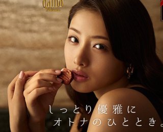 石原さとみの美しすぎるアップ、美肌にグッと迫るため息モノの一枚。