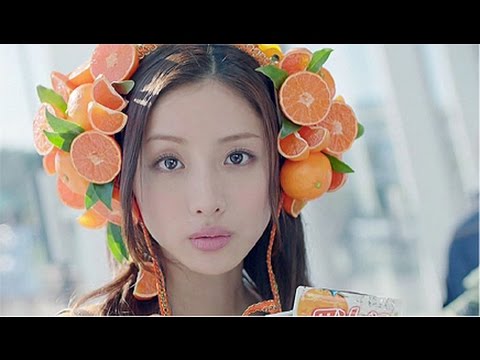 石原さとみの美しすぎるアップ、美肌にグッと迫るため息モノの一枚。