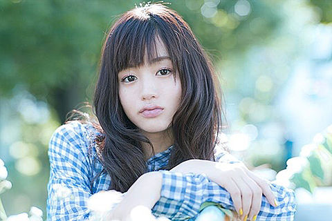 石原さとみの美しすぎるアップ、美肌にグッと迫るため息モノの一枚。