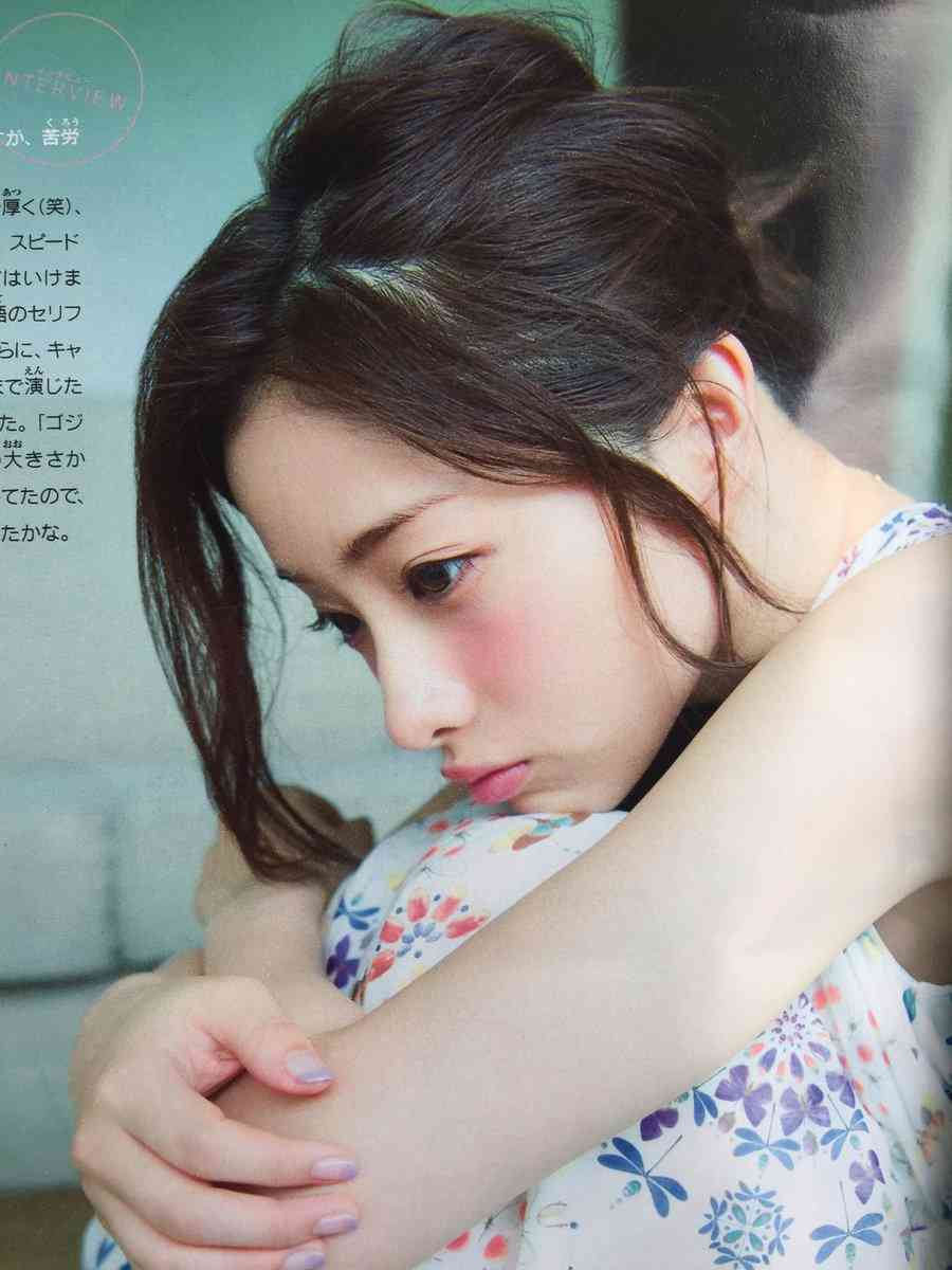 石原さとみの美しすぎるアップ、美肌にグッと迫るため息モノの一枚。