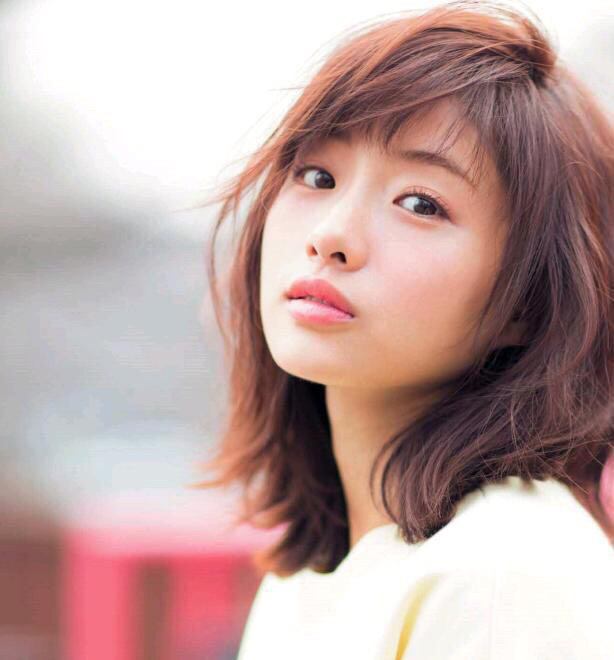 石原さとみの美しすぎるアップ、美肌にグッと迫るため息モノの一枚。