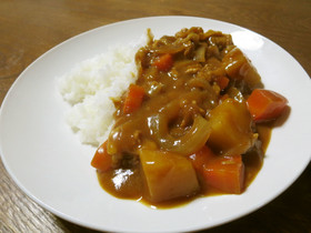 カレー粉でカレーを作る人〜！