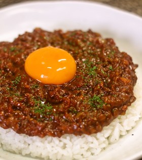 カレー粉でカレーを作る人〜！