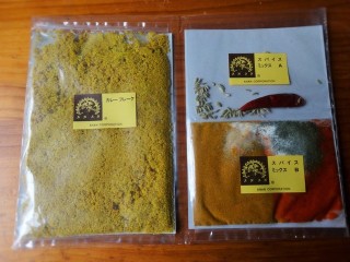 カレー粉でカレーを作る人〜！