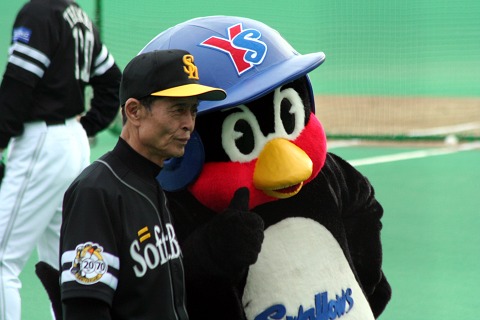 球団マスコットと選手がじゃれてる画像下さい！