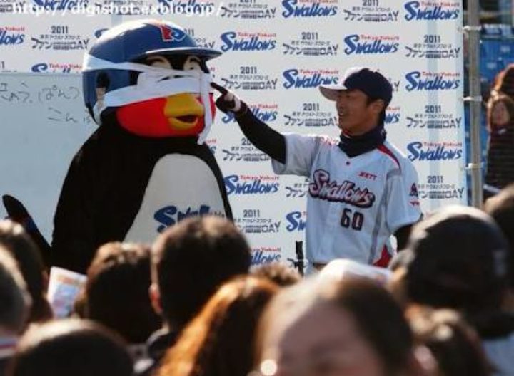 球団マスコットと選手がじゃれてる画像下さい！