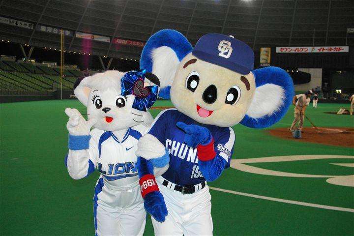 球団マスコットと選手がじゃれてる画像下さい！