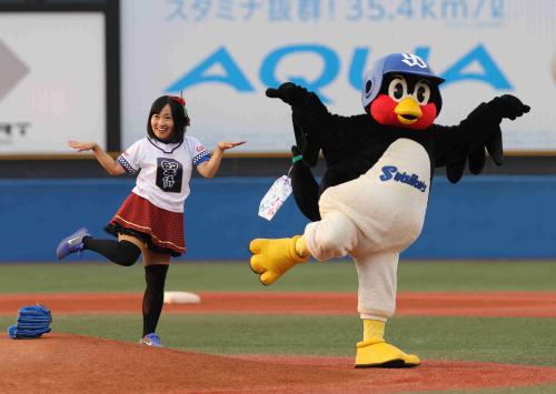 球団マスコットと選手がじゃれてる画像下さい！