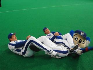 球団マスコットと選手がじゃれてる画像下さい！