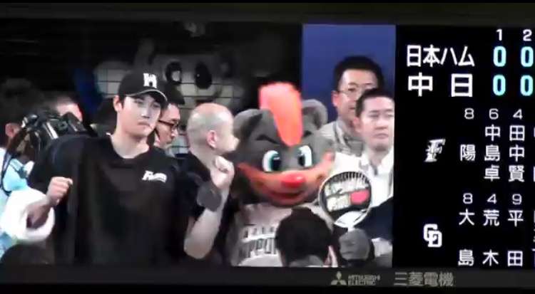 球団マスコットと選手がじゃれてる画像下さい！
