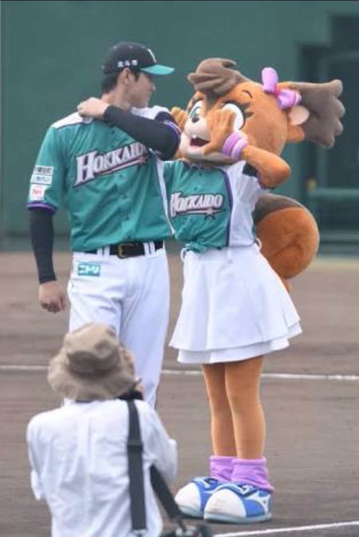 球団マスコットと選手がじゃれてる画像下さい！