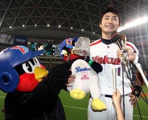 球団マスコットと選手がじゃれてる画像下さい！