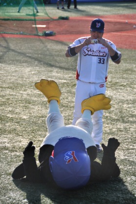 球団マスコットと選手がじゃれてる画像下さい！