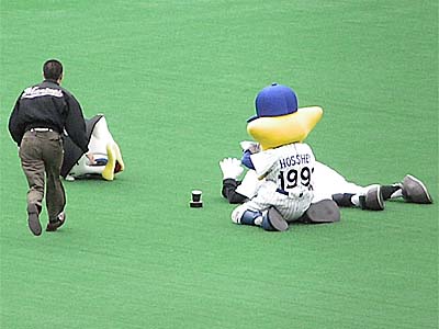 球団マスコットと選手がじゃれてる画像下さい！