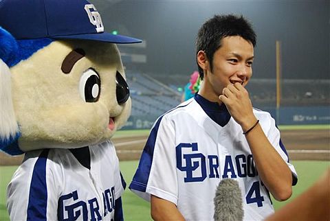 球団マスコットと選手がじゃれてる画像下さい！
