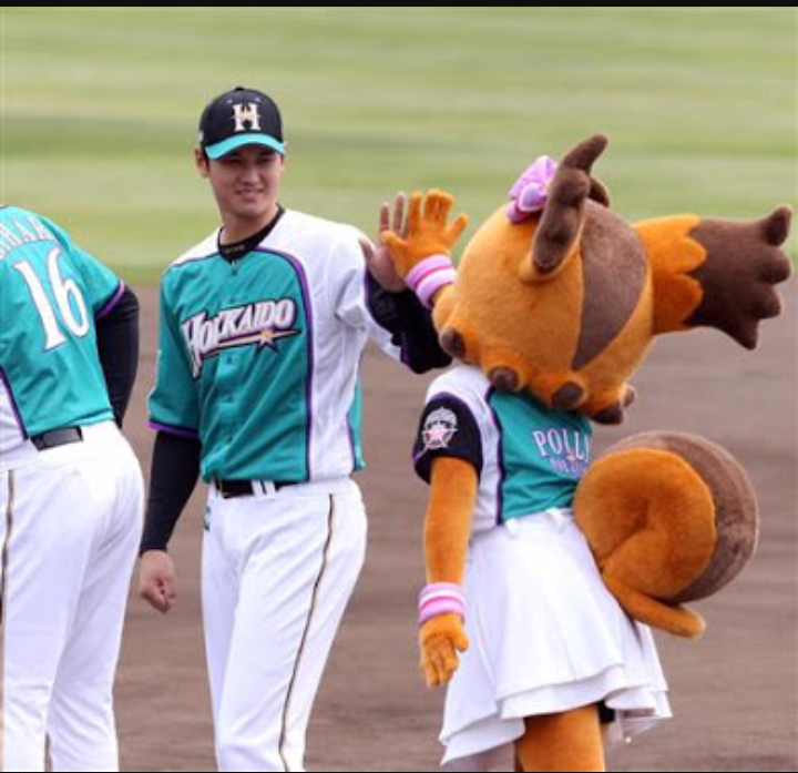 球団マスコットと選手がじゃれてる画像下さい！