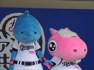 球団マスコットと選手がじゃれてる画像下さい！