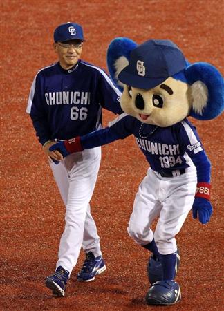 球団マスコットと選手がじゃれてる画像下さい！