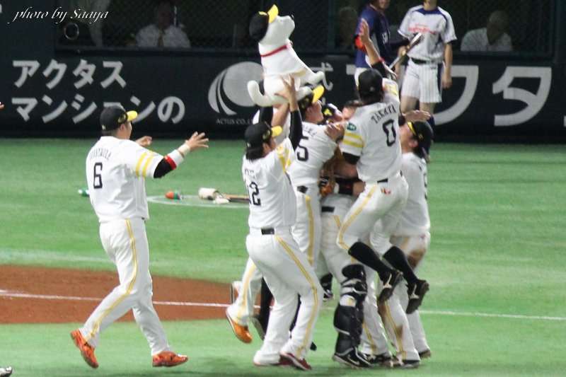 球団マスコットと選手がじゃれてる画像下さい！