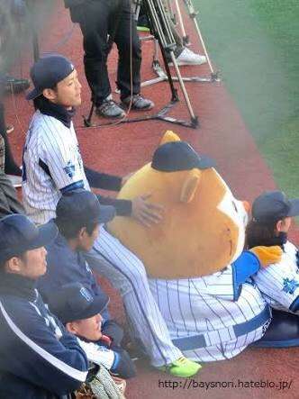 球団マスコットと選手がじゃれてる画像下さい！