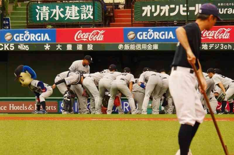 球団マスコットと選手がじゃれてる画像下さい！