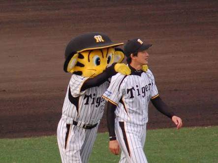 球団マスコットと選手がじゃれてる画像下さい！