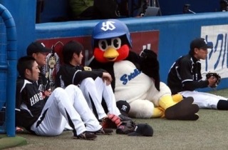 球団マスコットと選手がじゃれてる画像下さい！