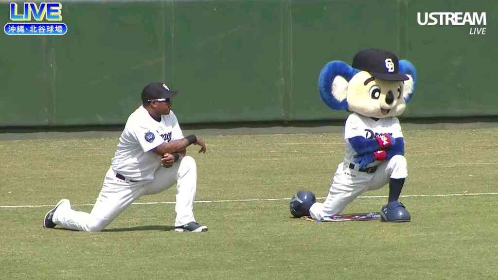 球団マスコットと選手がじゃれてる画像下さい！