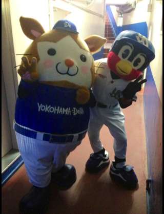 球団マスコットと選手がじゃれてる画像下さい！