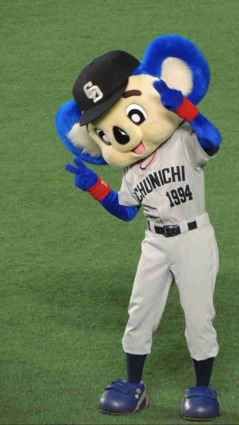 球団マスコットと選手がじゃれてる画像下さい！