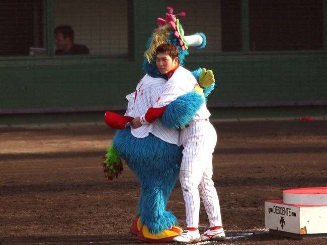 球団マスコットと選手がじゃれてる画像下さい！