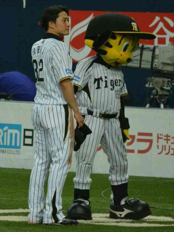 球団マスコットと選手がじゃれてる画像下さい！