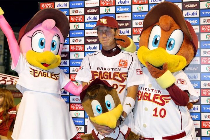 球団マスコットと選手がじゃれてる画像下さい！