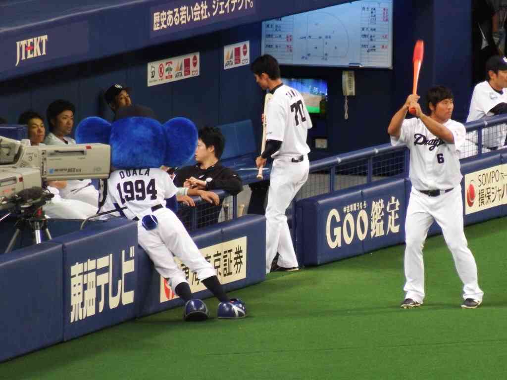 球団マスコットと選手がじゃれてる画像下さい！
