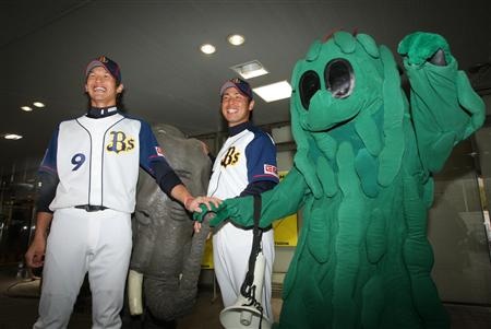 球団マスコットと選手がじゃれてる画像下さい！