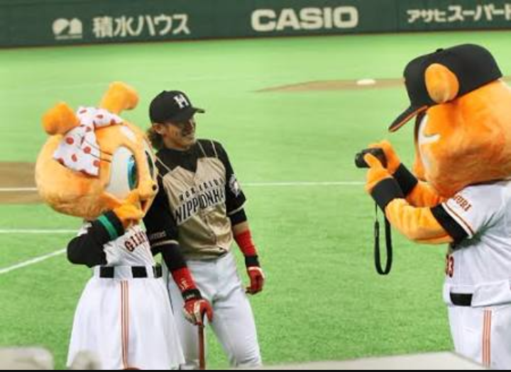 球団マスコットと選手がじゃれてる画像下さい！