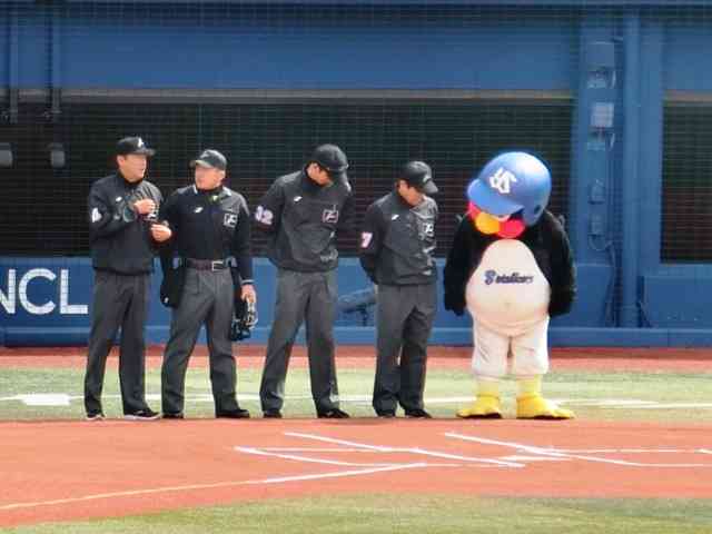 球団マスコットと選手がじゃれてる画像下さい！