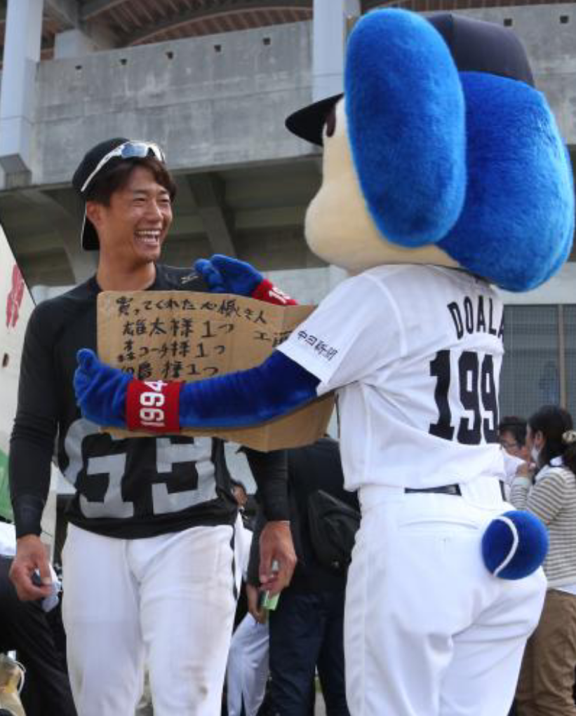 球団マスコットと選手がじゃれてる画像下さい！