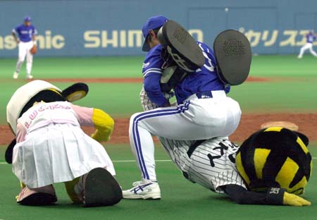 球団マスコットと選手がじゃれてる画像下さい！