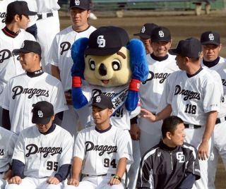球団マスコットと選手がじゃれてる画像下さい！