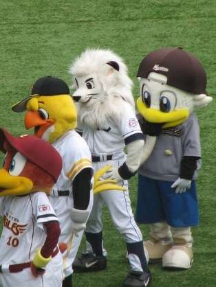 球団マスコットと選手がじゃれてる画像下さい！
