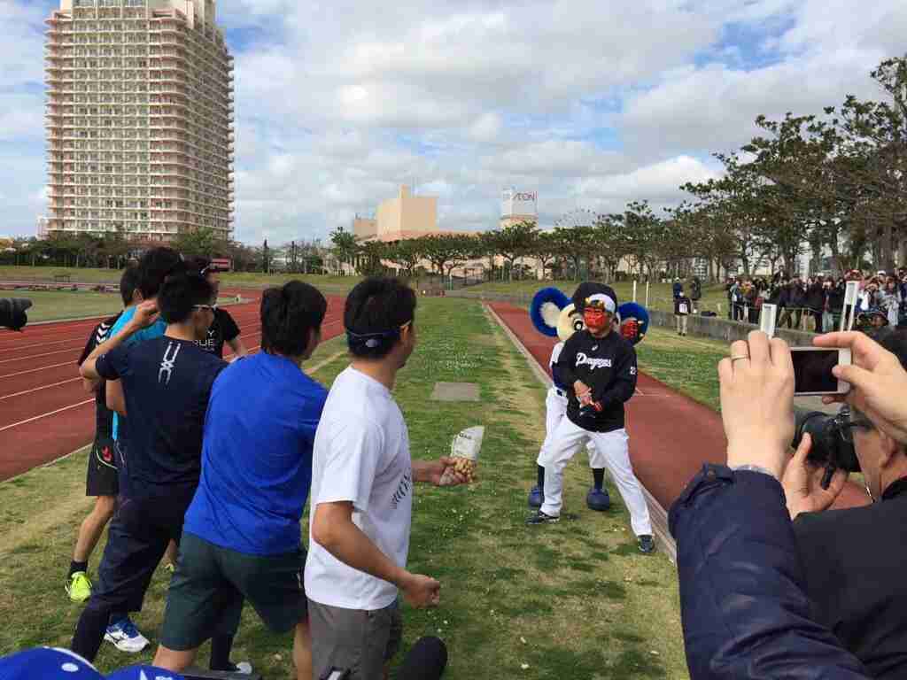 球団マスコットと選手がじゃれてる画像下さい！