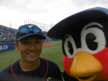 球団マスコットと選手がじゃれてる画像下さい！