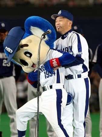 球団マスコットと選手がじゃれてる画像下さい！