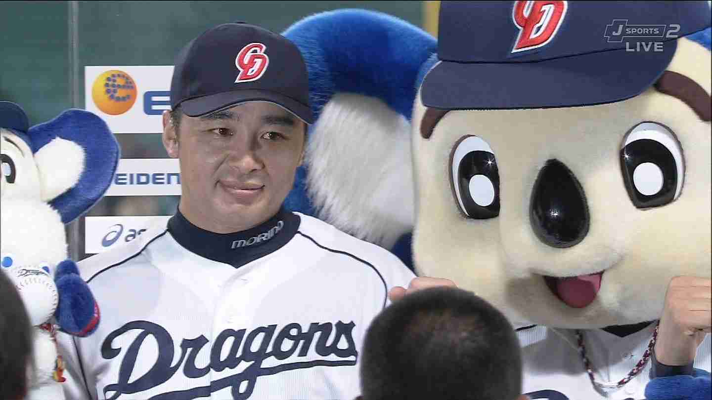 球団マスコットと選手がじゃれてる画像下さい！