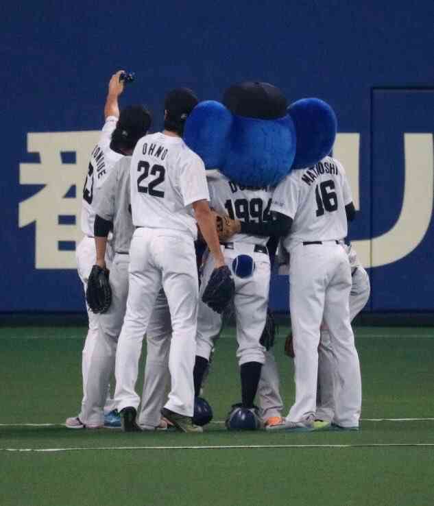 球団マスコットと選手がじゃれてる画像下さい！