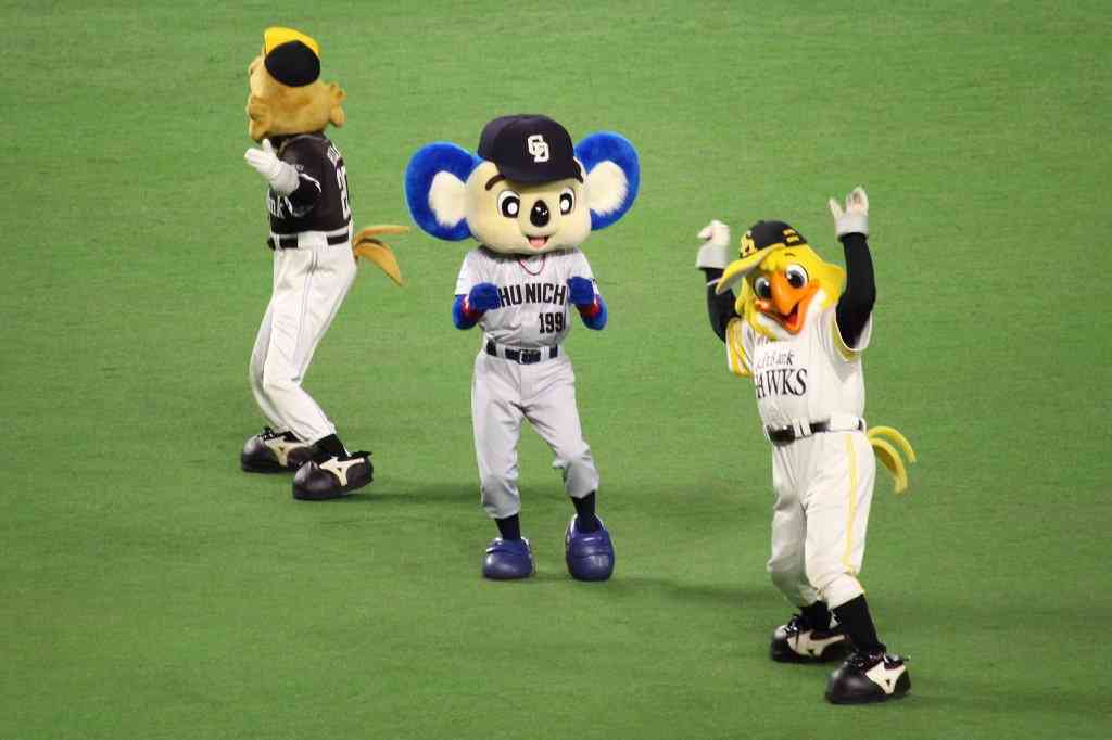球団マスコットと選手がじゃれてる画像下さい！