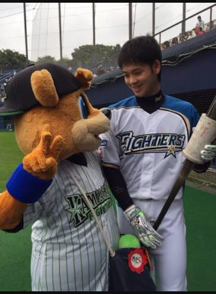 球団マスコットと選手がじゃれてる画像下さい！