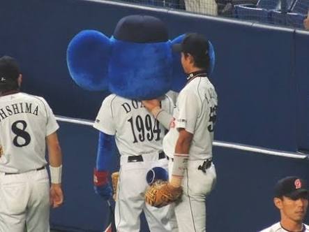 球団マスコットと選手がじゃれてる画像下さい！